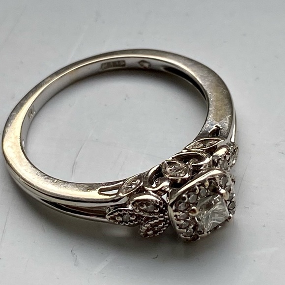 14k gold Diamond Ring - Picture 8 of 8